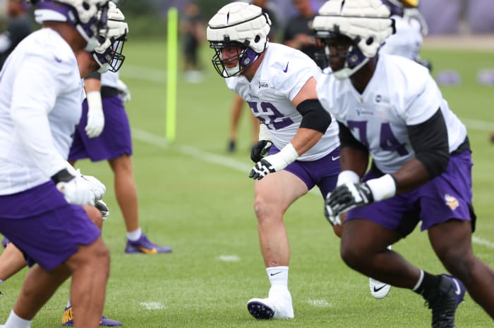 Jul 28, 2022; Minneapolis, MN, USA; Minnesota Vikings guard Chris Reed (62) performs a drill during training camp at TCO Performance Center.